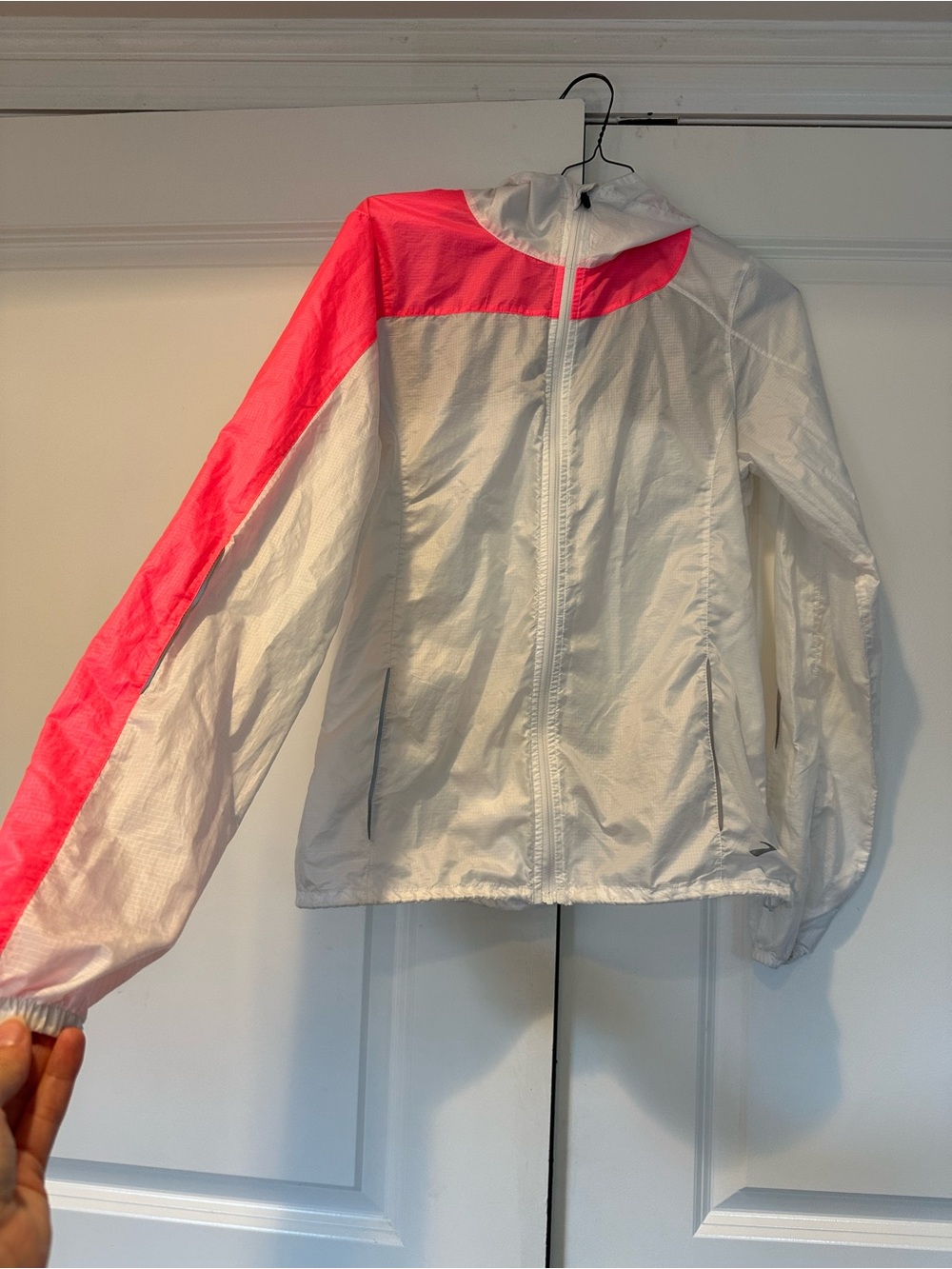 Brooks White Windbreaker Run Jacket with Neon Pink Stripe Pockets Reflectors